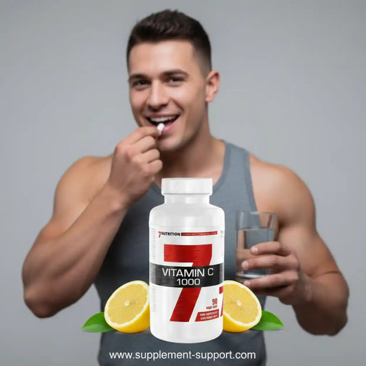 Muskulöser Mann nimmt Vitamin C 1000 Nahrungsergänzungsmittel mit Wasser ein.