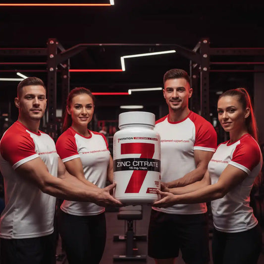 Vier Sportler halten eine Dose Zinkcitrat-Nahrungsergänzung in einem Fitnessstudio.