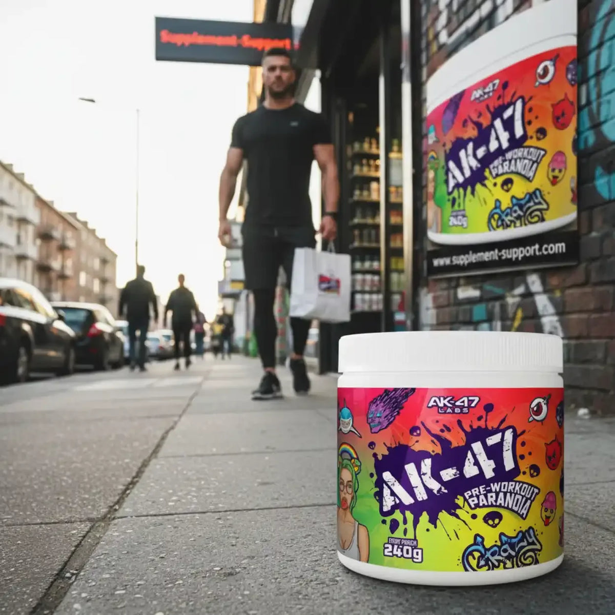 AK-47 Labs Pre-Workout Paranoia Dose im Vordergrund mit einem Sportler in einer Berliner Straße.