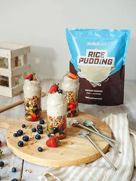 BioTechUSA Rice Pudding Instant Powder mit drei Bechern vorbereitetem Milchreis und Beeren
