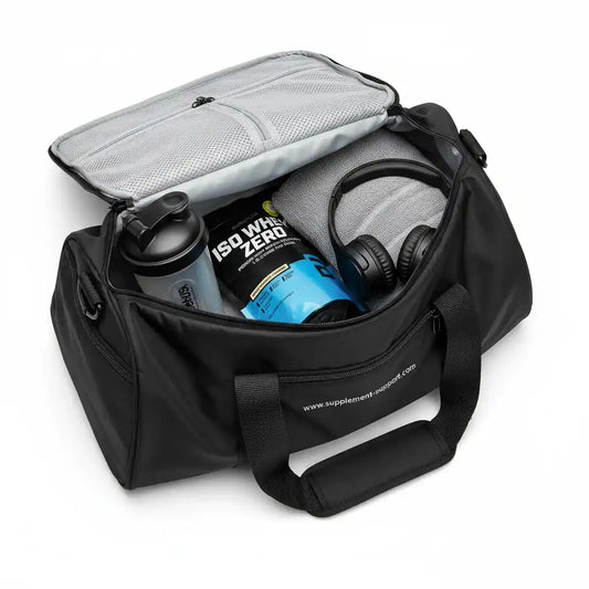 Schwarze Sporttasche mit Proteinpulver, Shaker und Kopfhörern für Fitness und Training