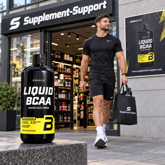 BioTech USA Liquid BCAA Amino Acid Drink vor einem Supplement-Store mit einem muskulösen Mann.