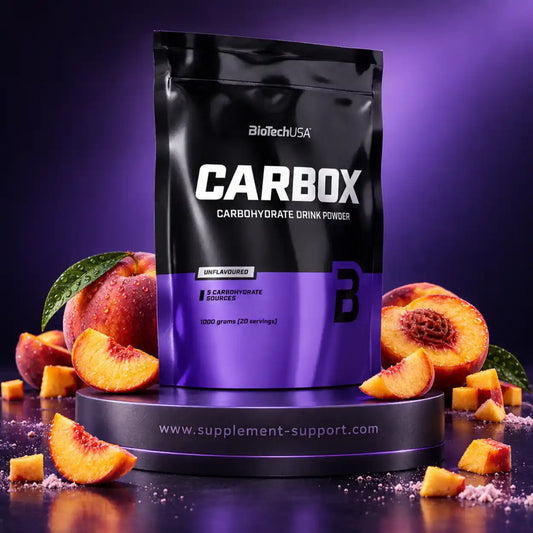 BioTech USA CARBOX Kohlenhydrat-Getränkepulver 1000g mit Pfirsichstücken auf violettem Hintergrund