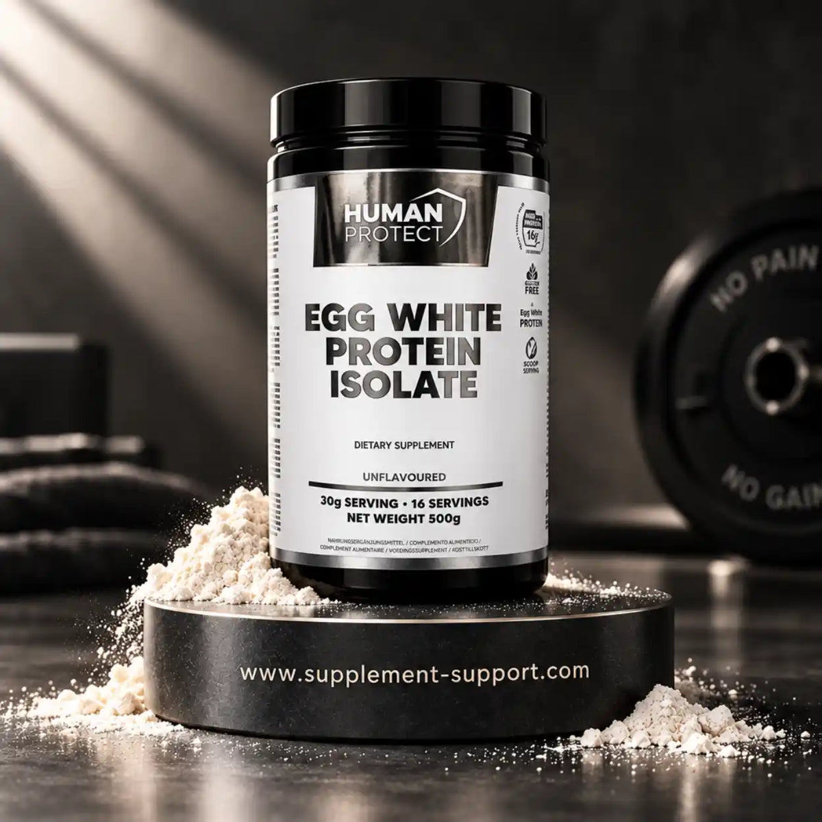 Human Protect Eiprotein Isolat, 500g, ungeschmackt auf einem Podest mit Proteinpulver.