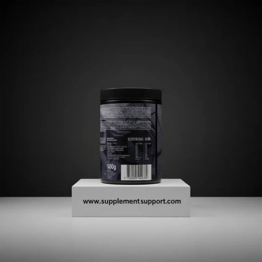 Schwarze Dose Proteinpulver, Rückseite mit Nährwertangaben, auf weißem Podest vor dunklem Hintergrund