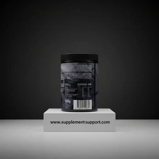 Schwarze Dose Proteinpulver, Rückseite mit Nährwertangaben, auf weißem Podest vor dunklem Hintergrund