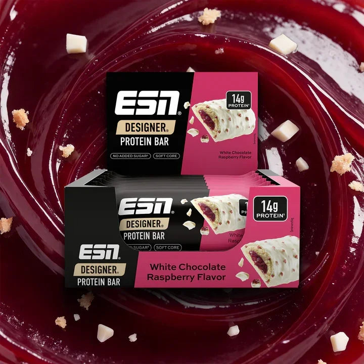 ESN Designer Protein Bar in White Chocolate Raspberry Flavor auf Himbeerhintergrund