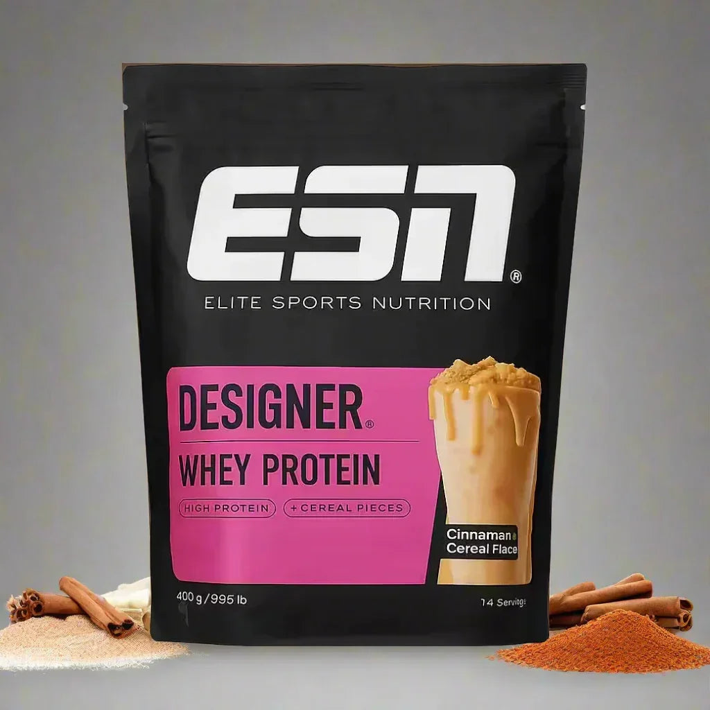 ESN Designer Whey Protein im Cinnamon Cereal Flavor mit Zimtstangen und Pulver