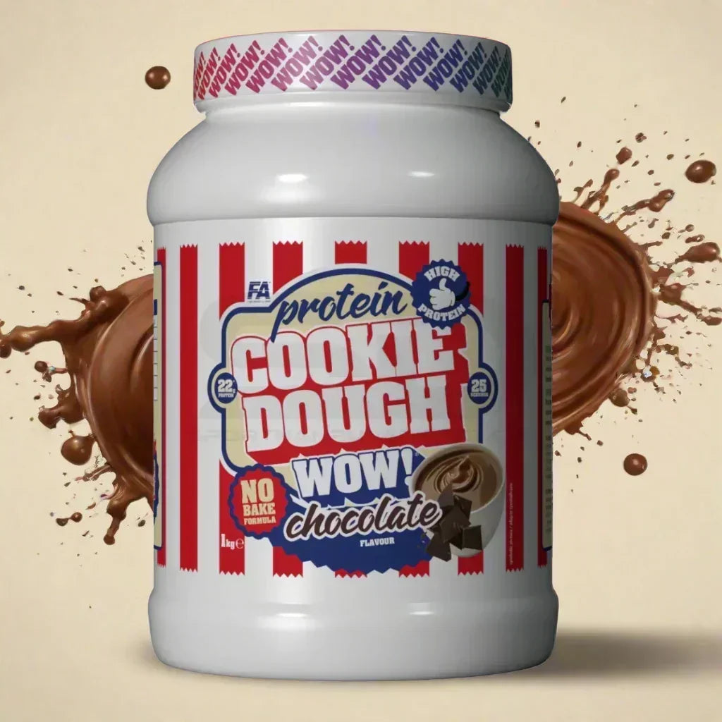 Proteinpulver Cookie Dough Geschmack in einem weißen Tiegel mit Schokoladenspritzern