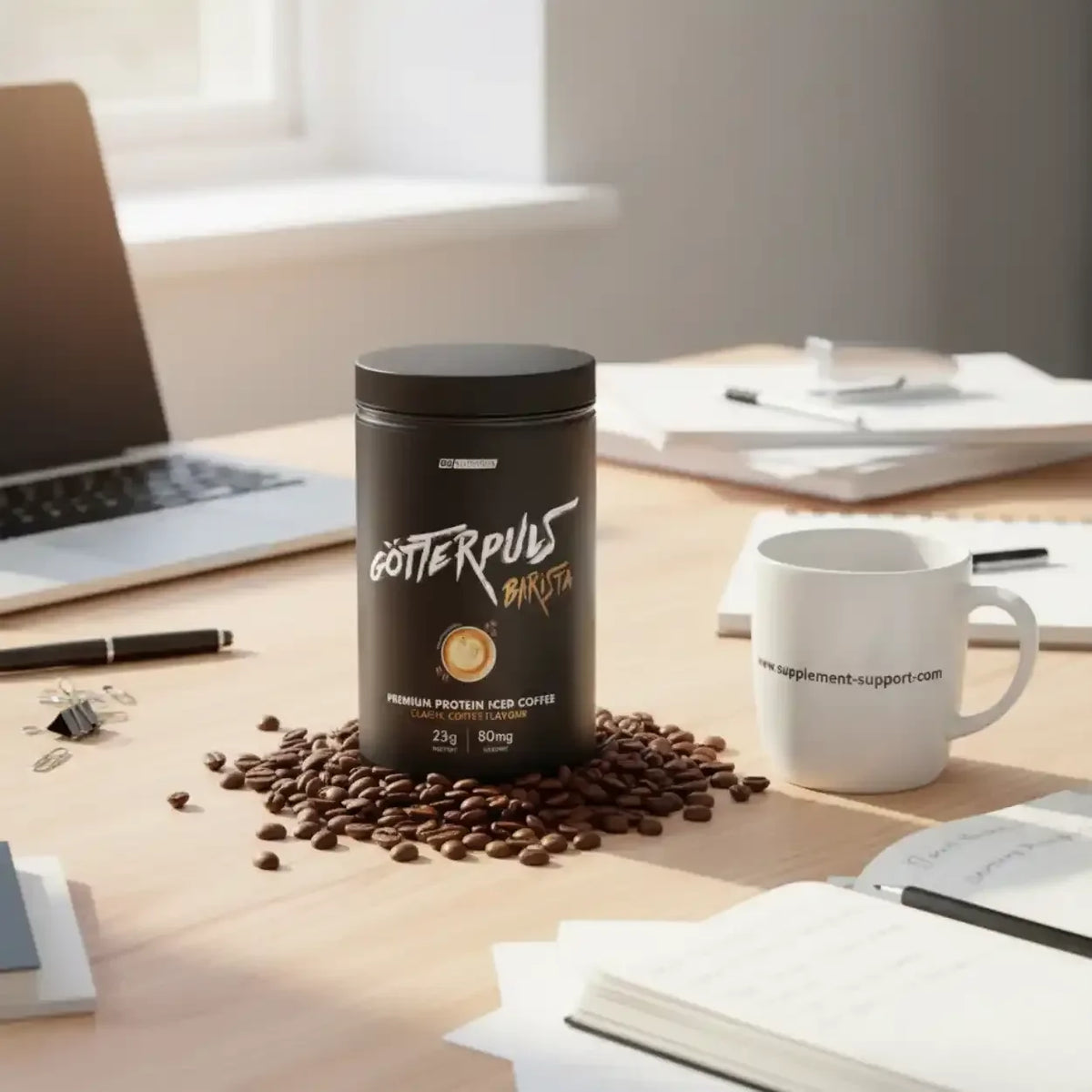 Premium Protein Iced Coffee Barista Geschmack in schwarzem Becher auf einem Schreibtisch.