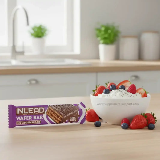 INLEAD Wafer Bar Milchschokolade, zuckerfrei, neben Joghurt mit Beeren in moderner Küche