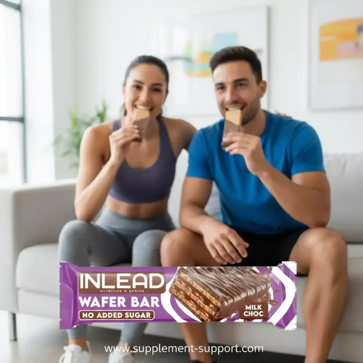 Paar isst INLEAD Wafer Bar Milchschokolade, zuckerfrei, ideal für Sportler und Fitness