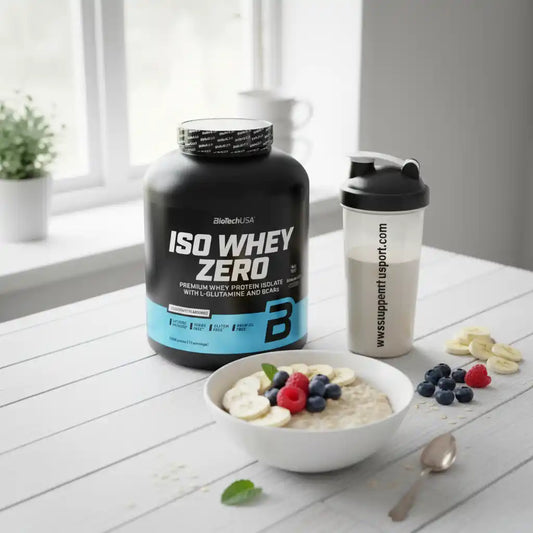 BiotechUSA Iso Whey Zero Molkenprotein Isolat mit einer Schüssel Haferflocken und Früchten.