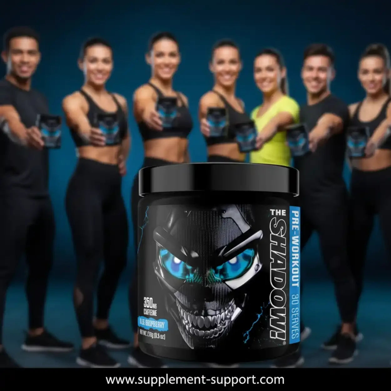 Sportler halten The Shadow Pre-Workout Booster Dose, Fitness Supplement für Training