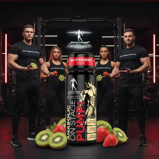 Fitnessgruppe im Gym mit Anabolic On Stage Pump Shot, Kiwis und Erdbeeren im Vordergrund.
