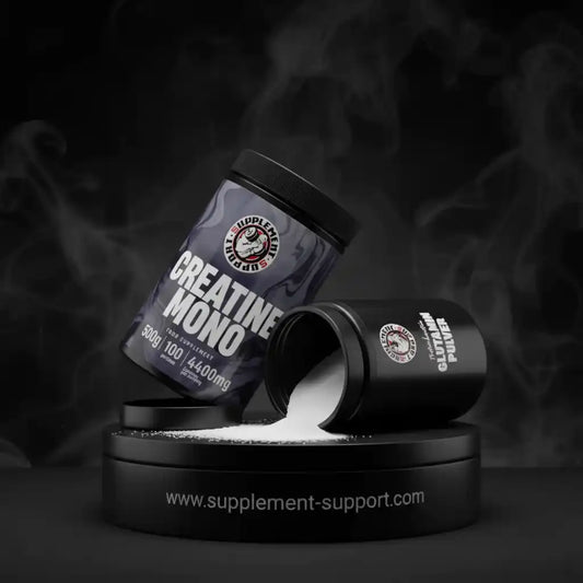 Creatine Mono Sportnahrung Dose mit weißem Pulver auf schwarzem Sockel vor dunklem Hintergrund