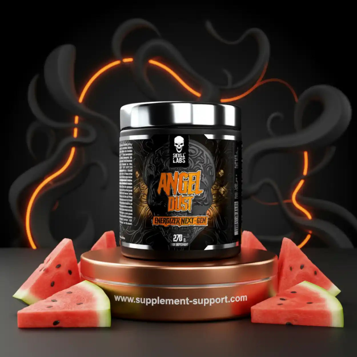 Skull Labs Angel Dust Pre-Workout Energizer mit Wassermelonen-Aroma, Dose auf Podest, Wassermelonenstücke