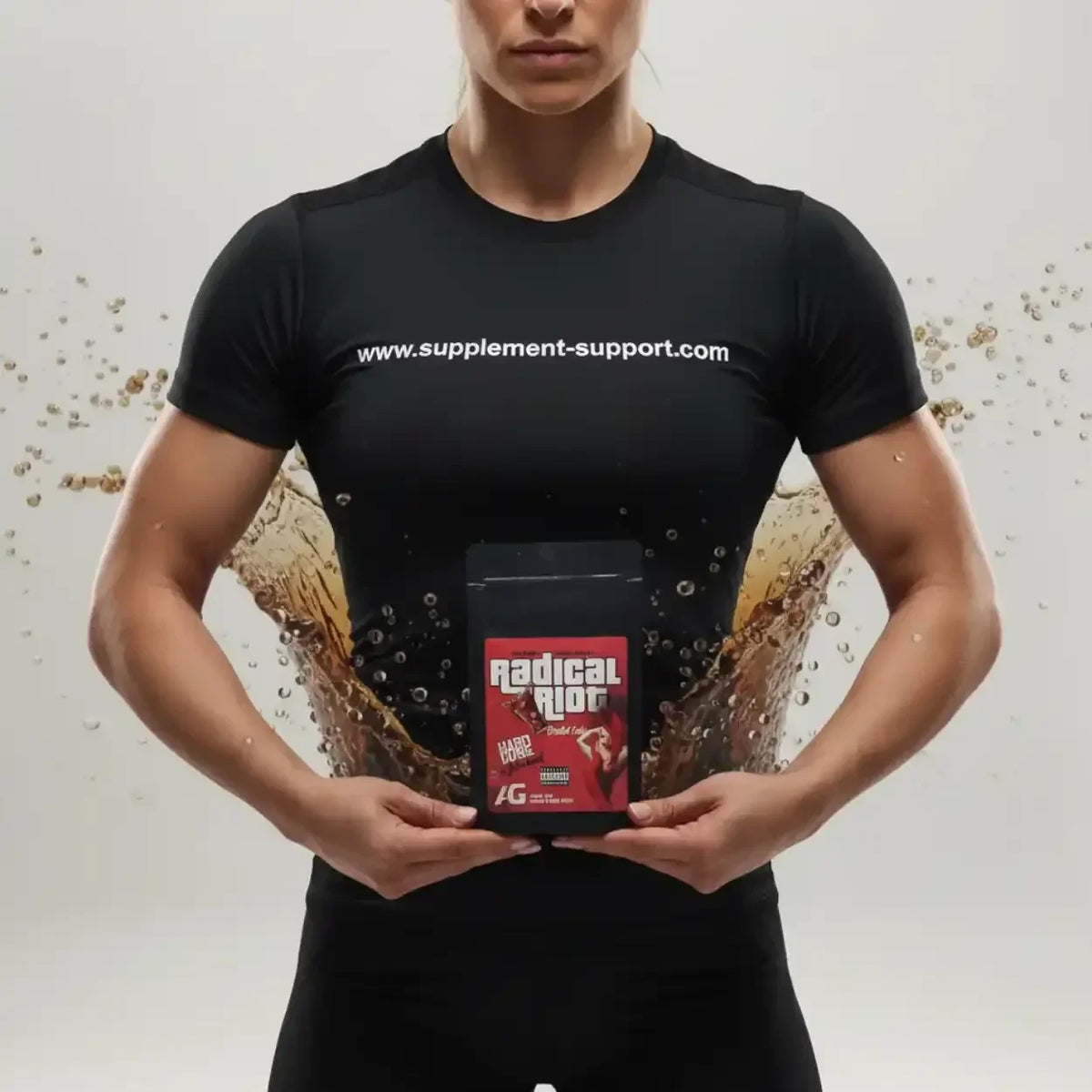 Muskulöse Person hält eine Packung Undisputed Radical Riot Pre-Workout vor einem dynamischen Hintergrund.
