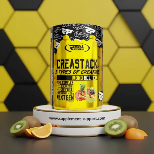 Kreatin Supplement Dose mit gelbem Etikett, Kiwi und Orangenstücken, vor Wabenhintergrund