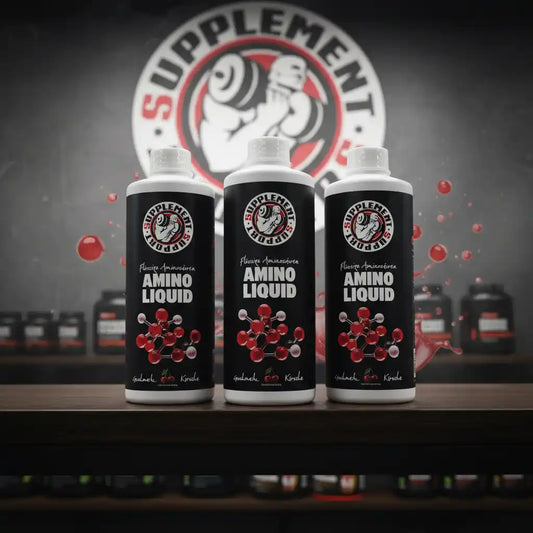 Drei Flaschen Amino Liquid Nahrungsergänzungsmittel von Supplement Support auf einem Regal.
