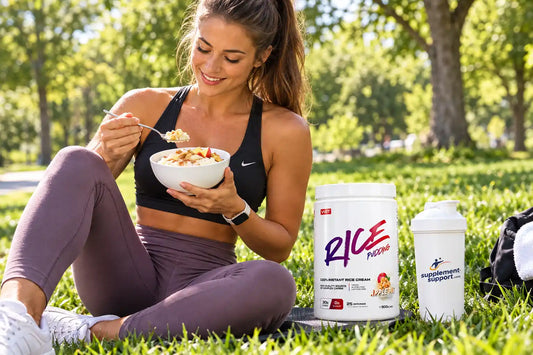 Sportlerin isst VAST® Instant Rice Pudding im Park neben einem Produktbehälter und Shaker.