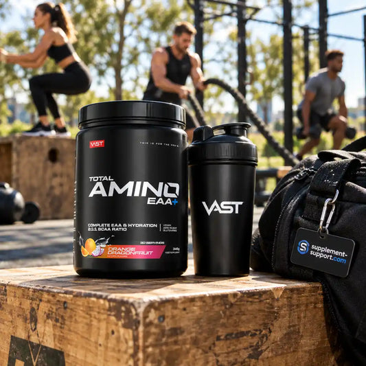 VAST® Total Amino EAA+ Nahrungsergänzung mit Shaker im Fitness-Setting.