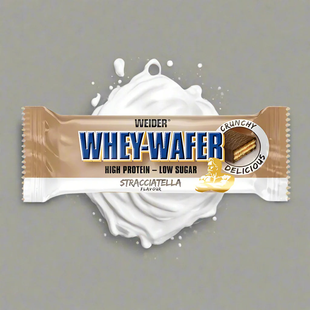 Weider Whey-Wafer Proteinriegel in Stracciatella-Geschmack auf weißem Milchspritzer