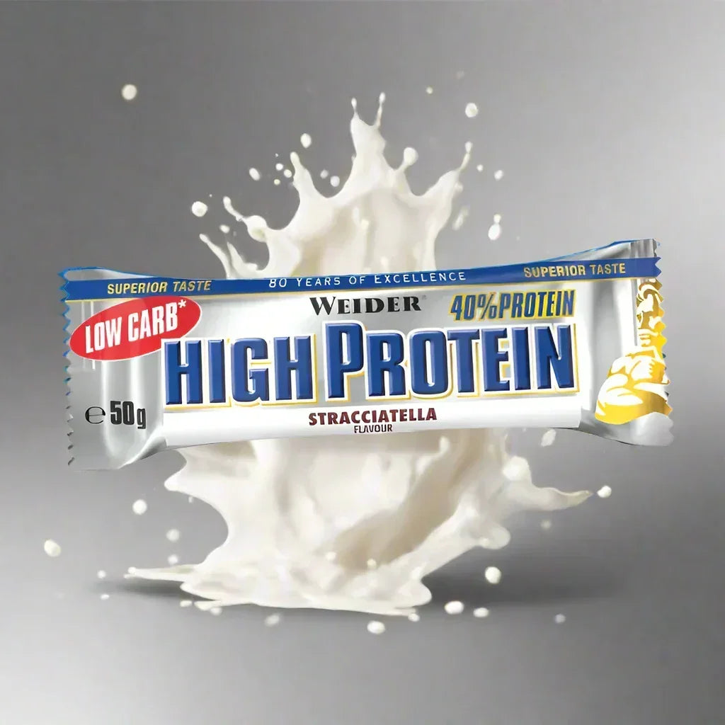 Weider High Protein Riegel Sorte Stracciatella vor einem Milchspritzer Hintergrund