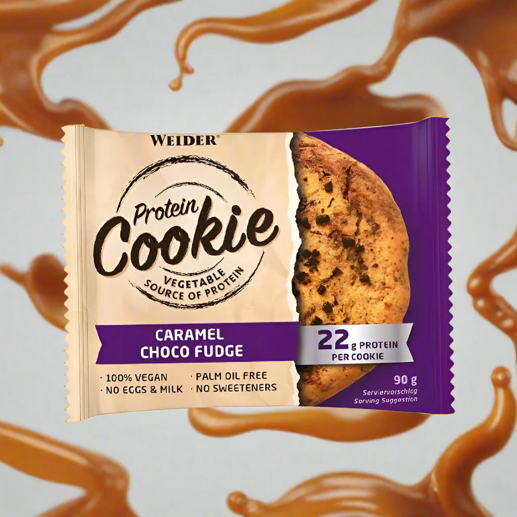 Weider Protein Cookie in Caramel Choco Fudge Geschmack vor einem Karamell-Hintergrund