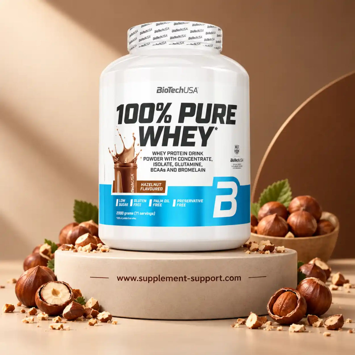 BioTech USA 100% Pure Whey Protein Pulver in Haselnuss-Geschmack, 2000g Dose mit Haselnüssen.