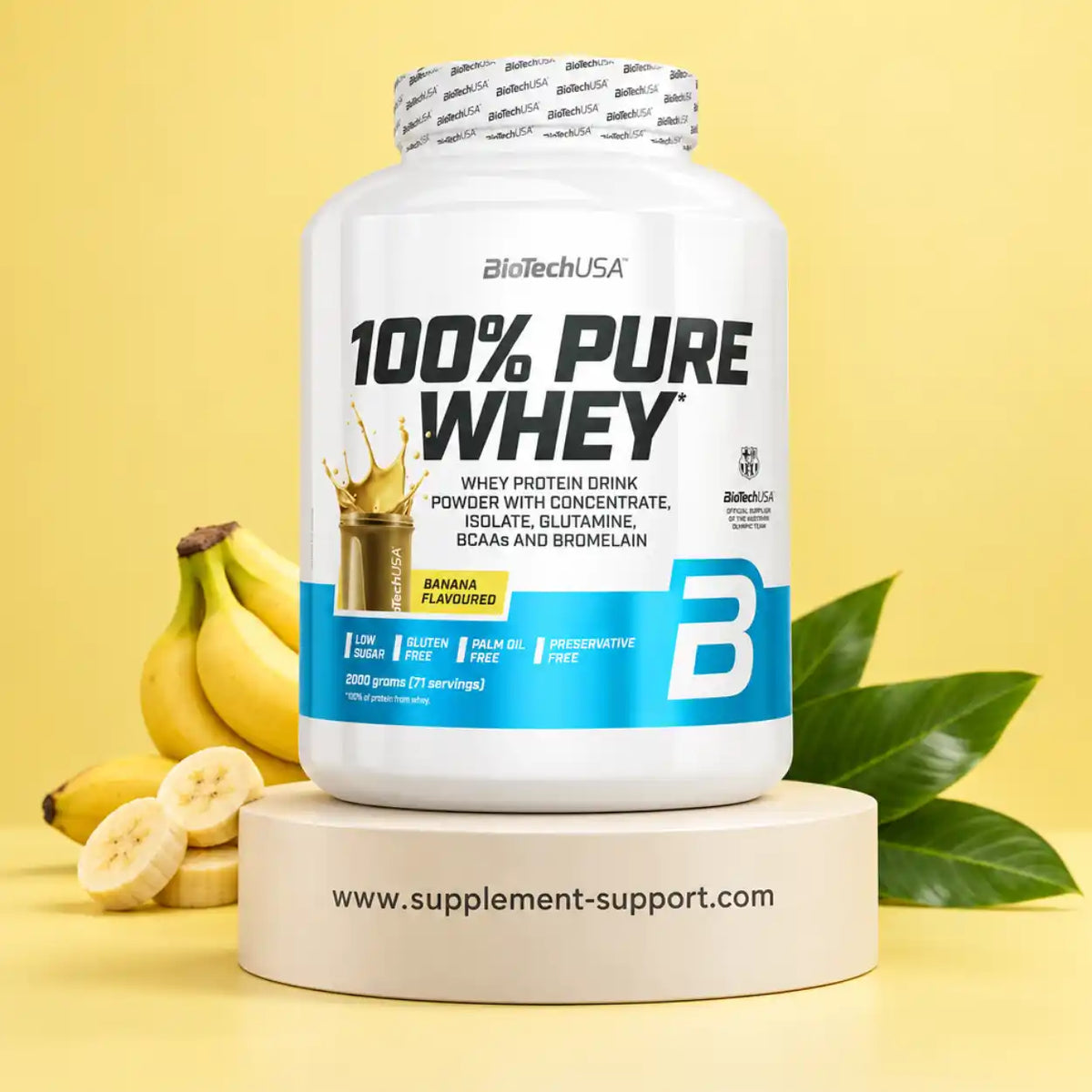 BioTech USA 100% Pure Whey Proteinpulver, 2000g, Bananengeschmack mit Bananen im Hintergrund
