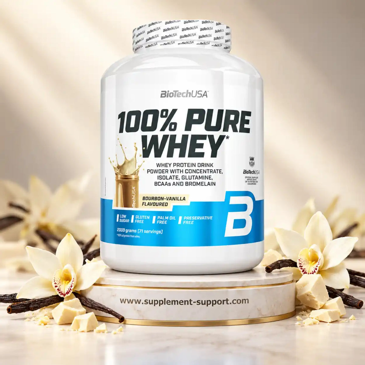 BioTech USA 100% Pure Whey Proteinpulver, 2000g, Bourbon-Vanilla Geschmack auf weißem Podest.