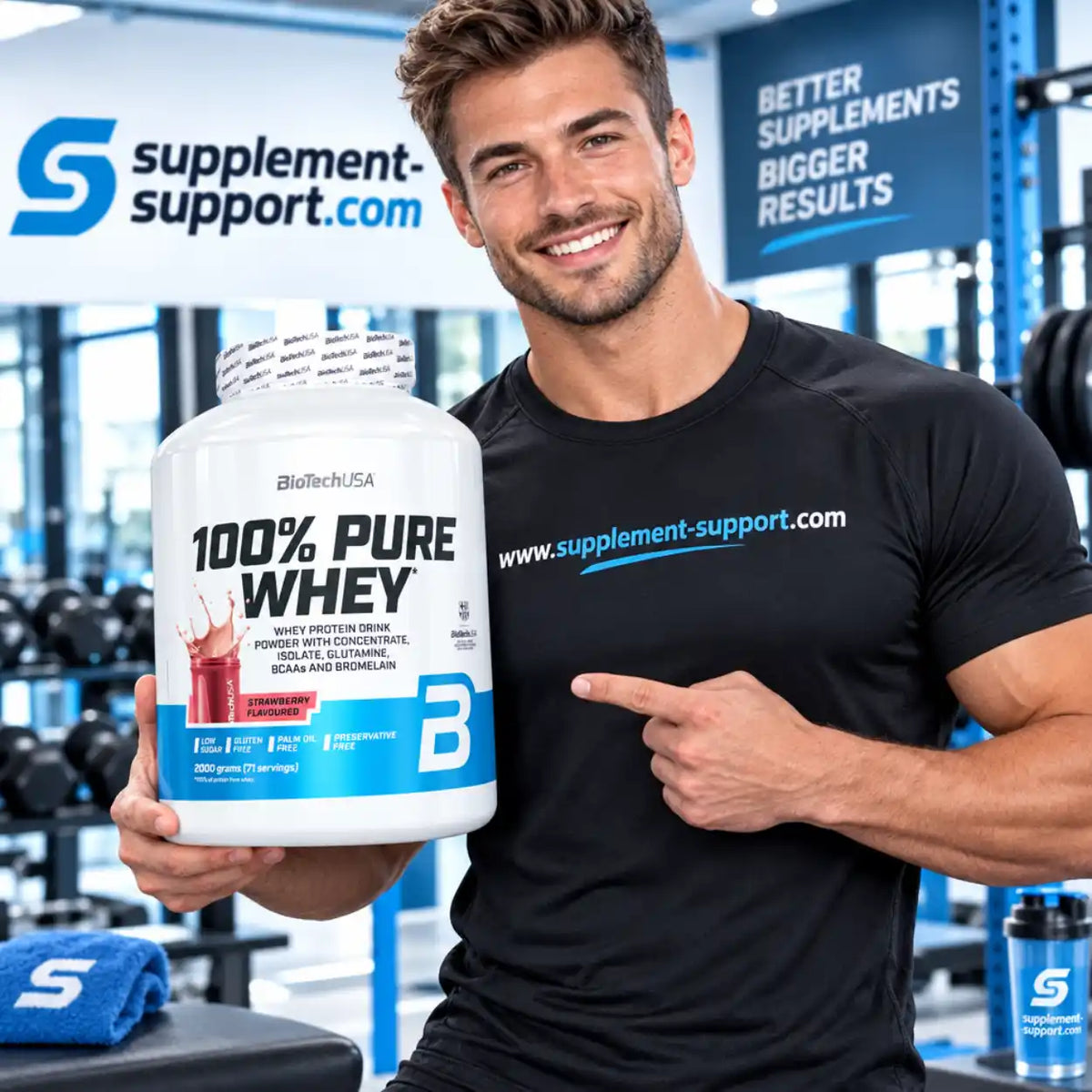 Muskulöser Mann hält eine Dose BioTech USA 100% Pure Whey Protein in einem Fitnessstudio.