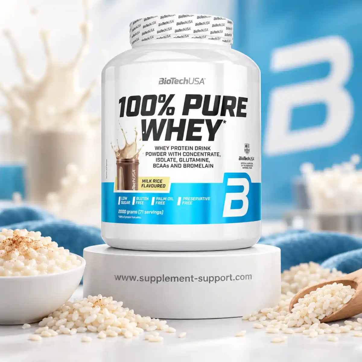 BioTech USA 100% Pure Whey Protein Pulver 2000g in Milchreis-Geschmack auf weißem Podest