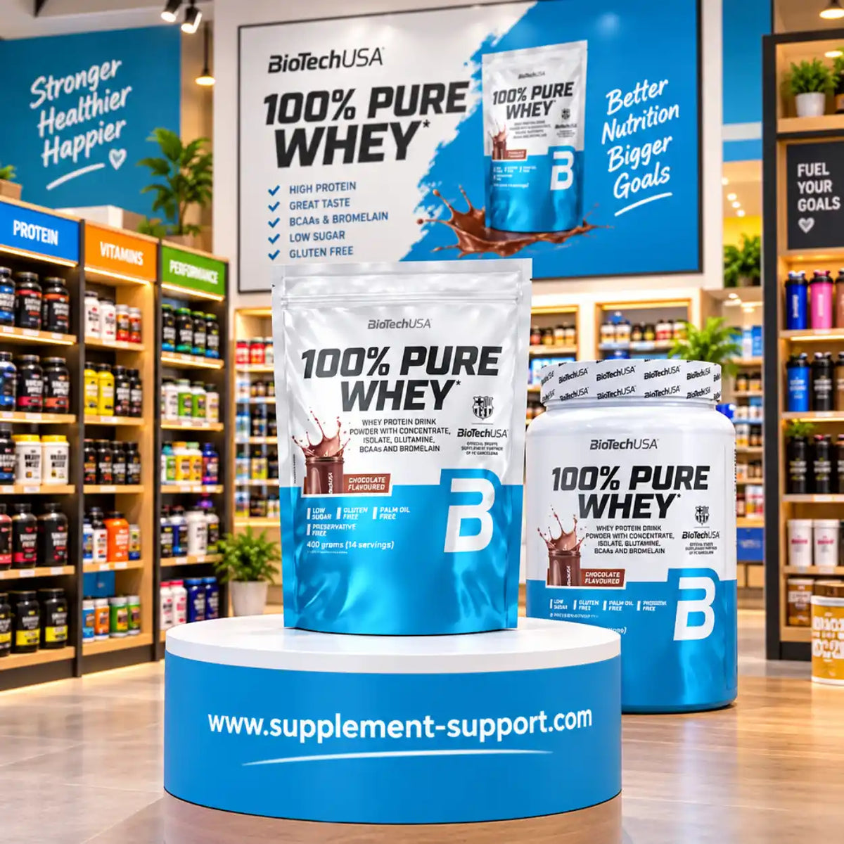 BioTech USA 100% Pure Whey Protein Pulver in Beutel und Dose vor einem Werbehintergrund.
