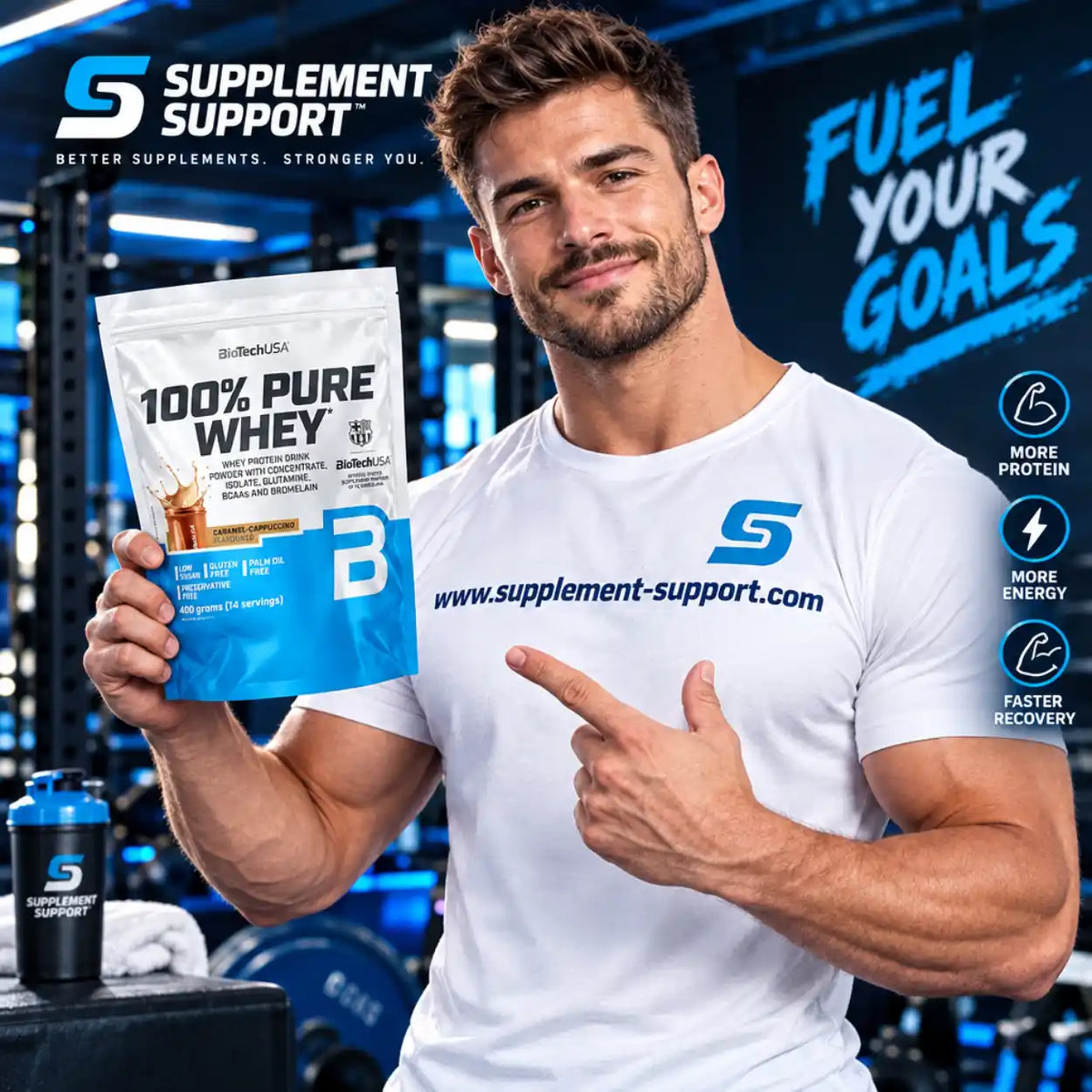 Muskulöser Mann hält BioTech USA 100% Pure Whey Protein Pulver in einem Fitnessstudio.