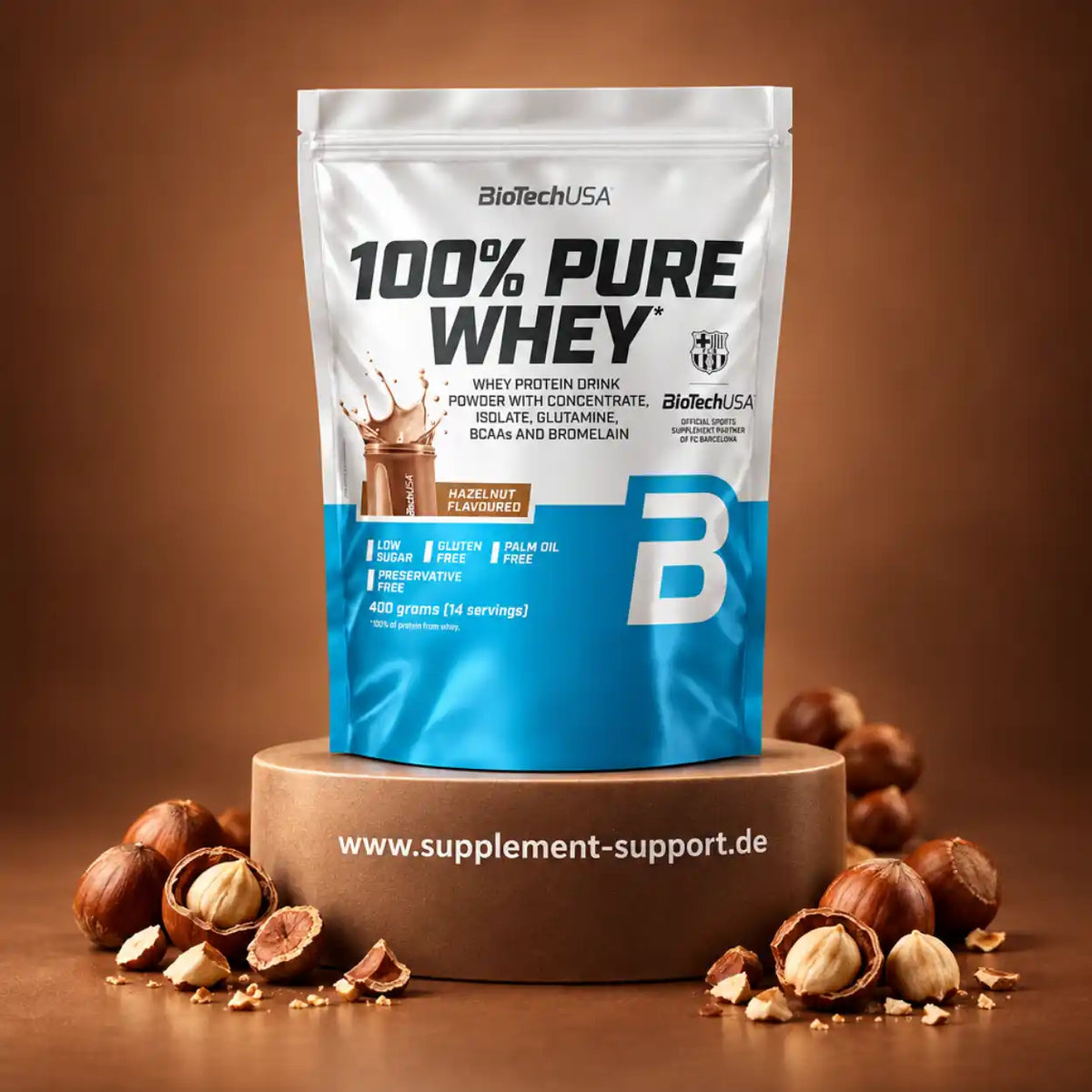 BioTech USA 100% Pure Whey Protein Pulver in Haselnuss Geschmack, 400g Packung mit Haselnüssen.
