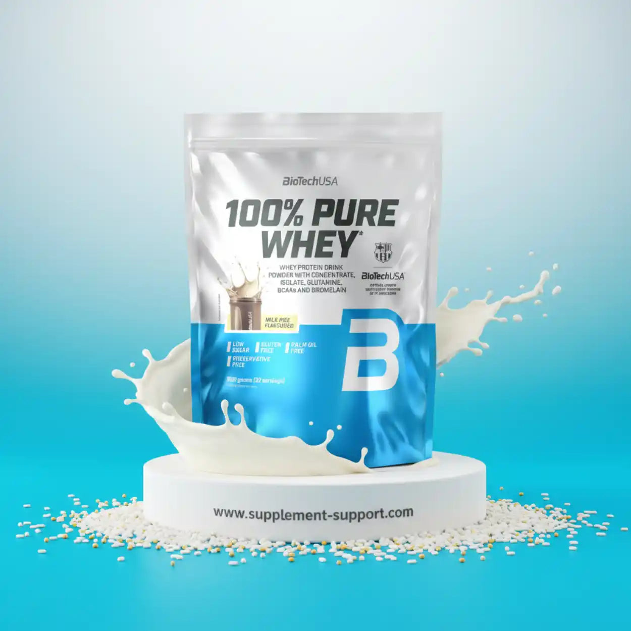 BioTechUSA 100% Pure Whey Protein Powder mit Milchspritzern und Kapseln auf blauem Hintergrund