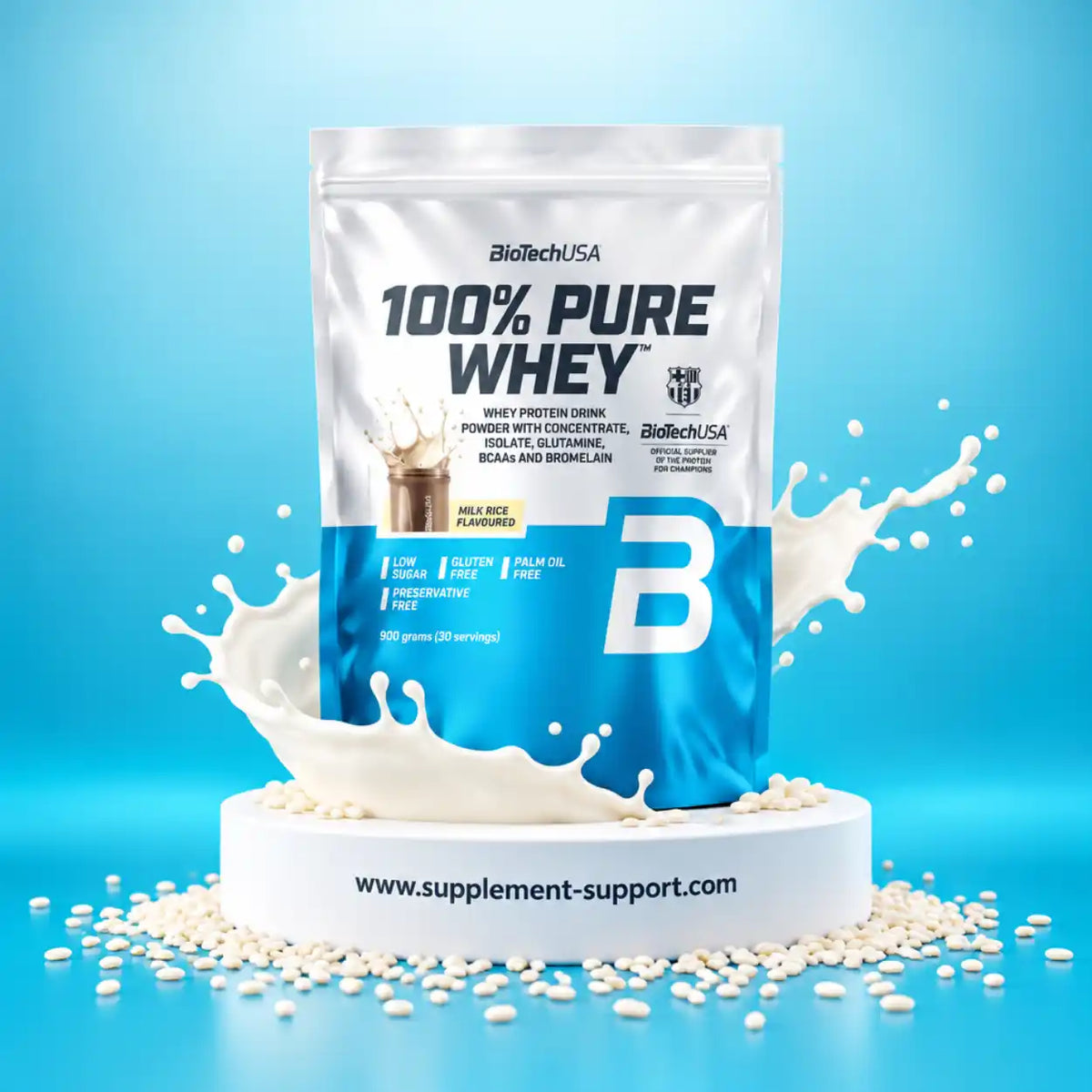 BioTech USA 100% Pure Whey Proteinpulver in Milchreis-Geschmack, 900g Packung auf Milchspritzer-Hintergrund