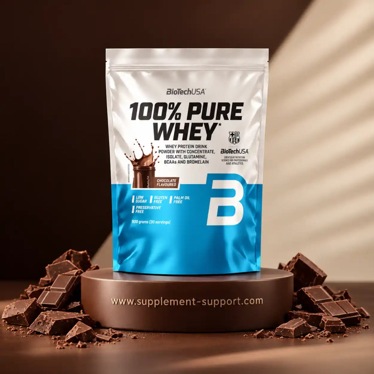 BioTech USA 100% Pure Whey Proteinpulver in Schokolade, 900g Packung mit Schokoladenstücken.