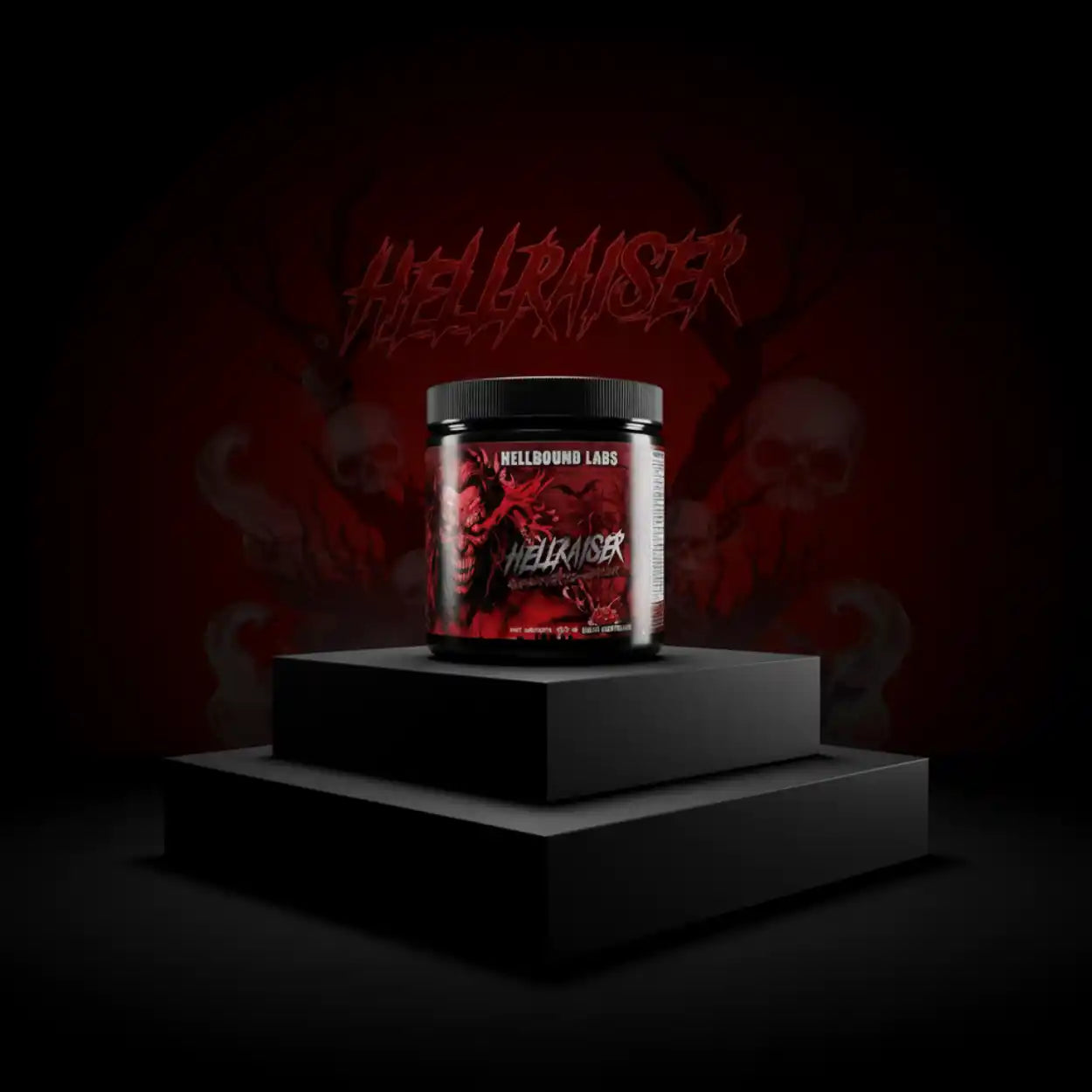 Hellraiser Pre-Workout Pulver von Hellbound Labs, rotes Etikett, auf schwarzem Podest, mit Totenkopf-Motiv im Hintergrund