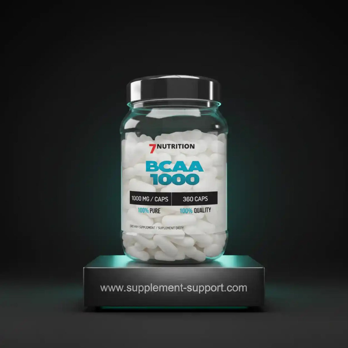 Glasflasche mit BCAA 1000 Kapseln von 7 Nutrition auf einem Podest