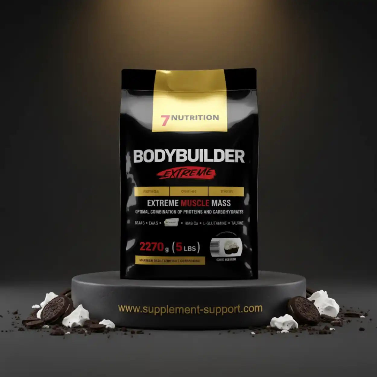 7 Nutrition Bodybuilder Extreme Mass Gainer Protein-Pulver Beutel auf Podest mit Keksen