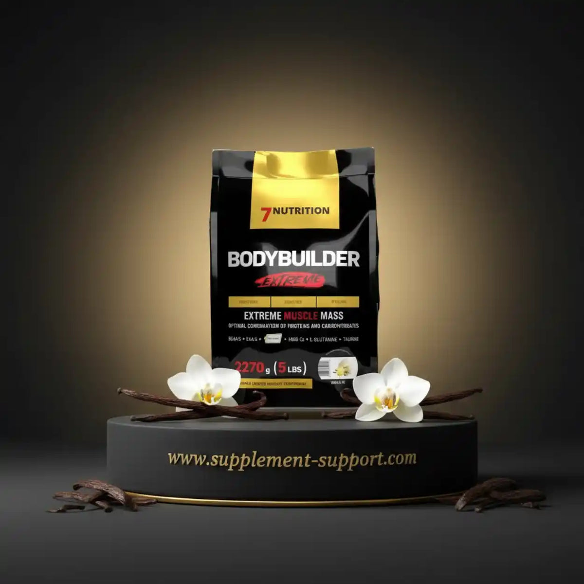 7 Nutrition Bodybuilder Extreme Muscle Mass Weight Gainer Packung auf dunklem Podest mit Orchideen