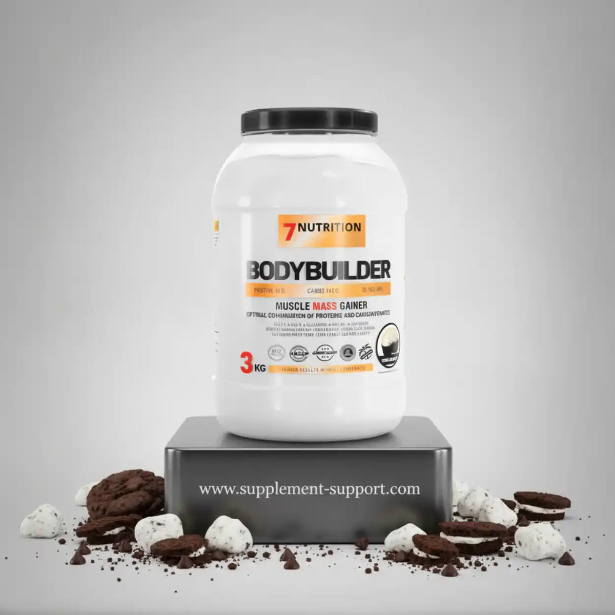 7 Nutrition Bodybuilder Muscle Mass Gainer 3kg Dose auf Podest mit Schokoladenkeksen