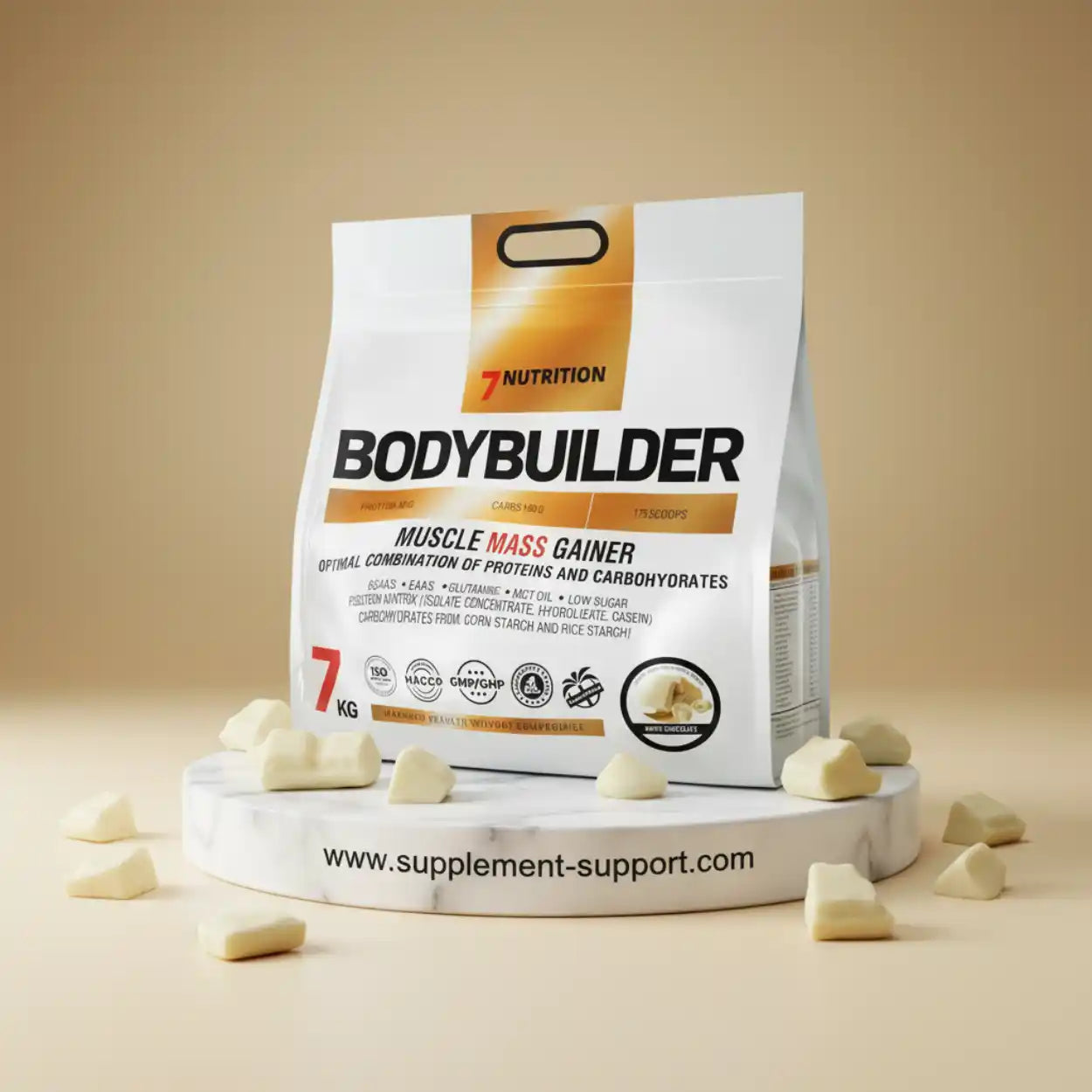 Bodybuilder Muscle Mass Gainer Supplement-Beutel auf Marmoruntergrund mit weißen Protein-Stücken