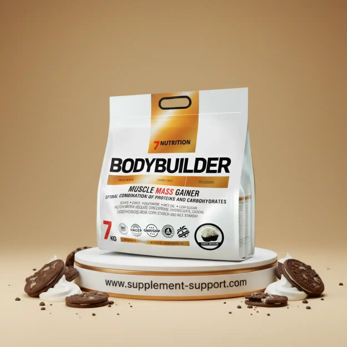 Bodybuilder Muscle Mass Gainer mit Schokoladenkeksen und Sahne auf einem Podest.