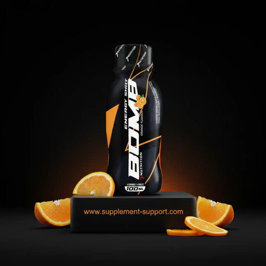 7Nutrition Bomb Energy Shot mit Orangengeschmack und frischen Orangenscheiben auf schwarzem Grund