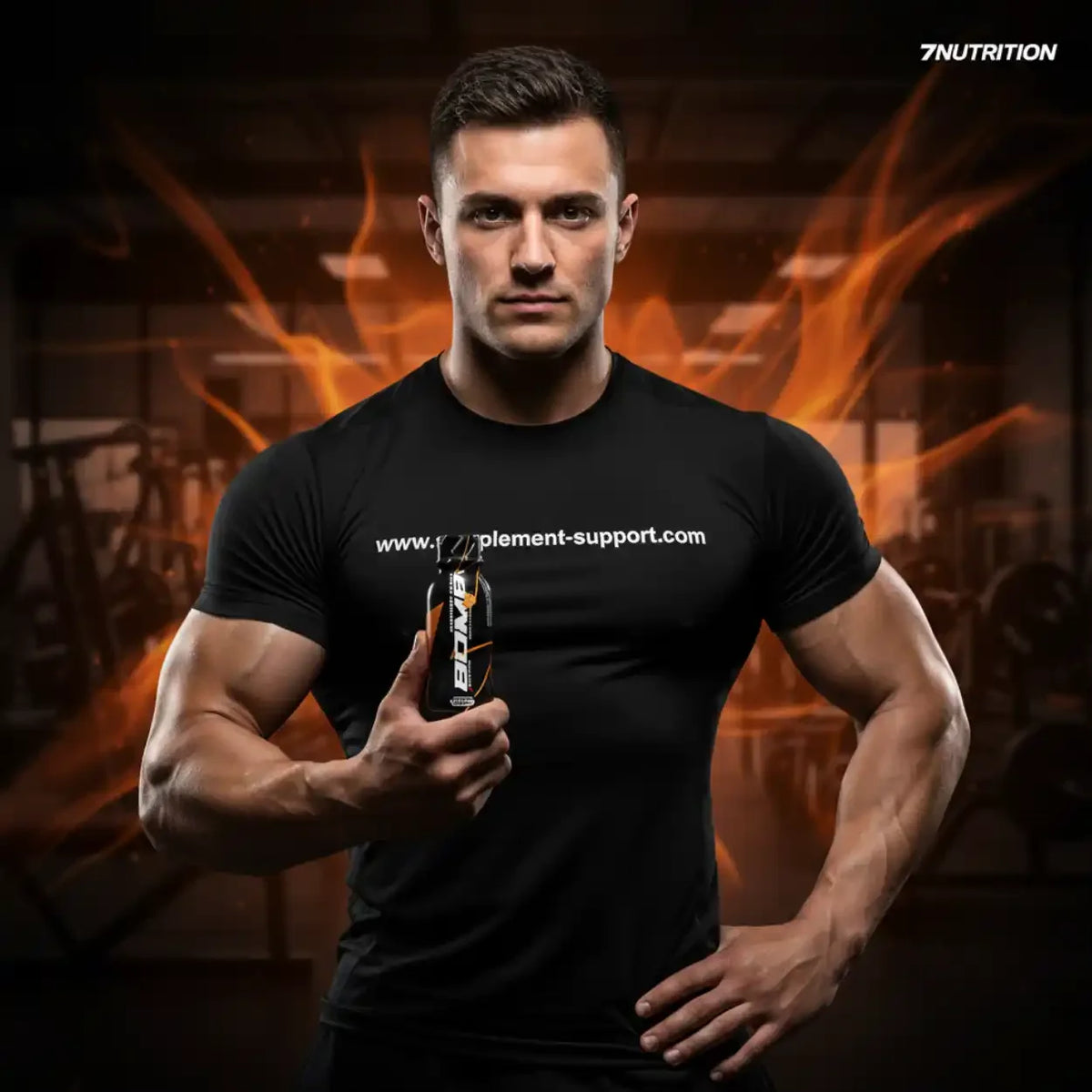 Muskulöser Mann hält eine Dose Sportnahrung vor einem Hintergrund mit Flammeneffekten.