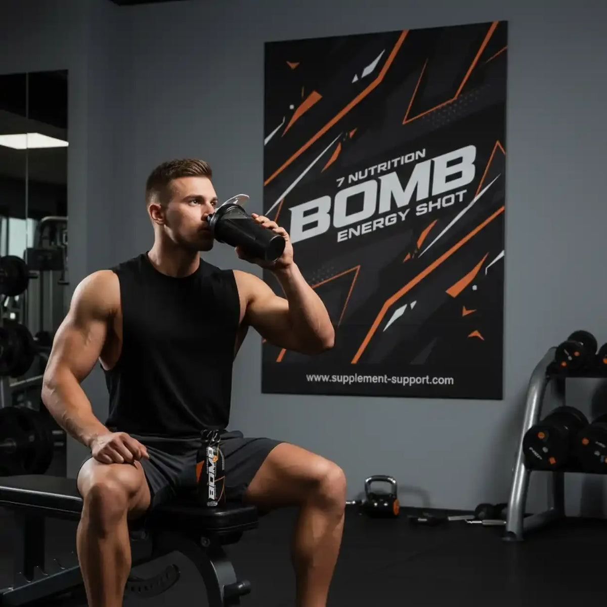 Muskulöser Mann im Fitnessstudio trinkt einen BOMB Energy Shot aus einem Shaker.
